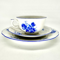 A pair of tea and a plate for a cake. Hand-painted with cobalt. Excellent preservation. The middle of the last century.