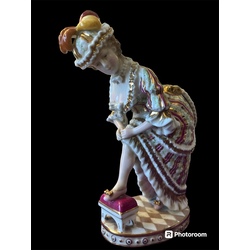 statuette LADY WITH A SECRET, GARDENER