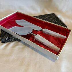 Spatula and cake knife Navy.Steel and mother-of-pearl (bakelite) handles.MODERN.Excellent condition and original box.