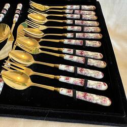 Dessert set for 6 people. With porcelain handles and hand painted. Austria. Excellent condition. Original box