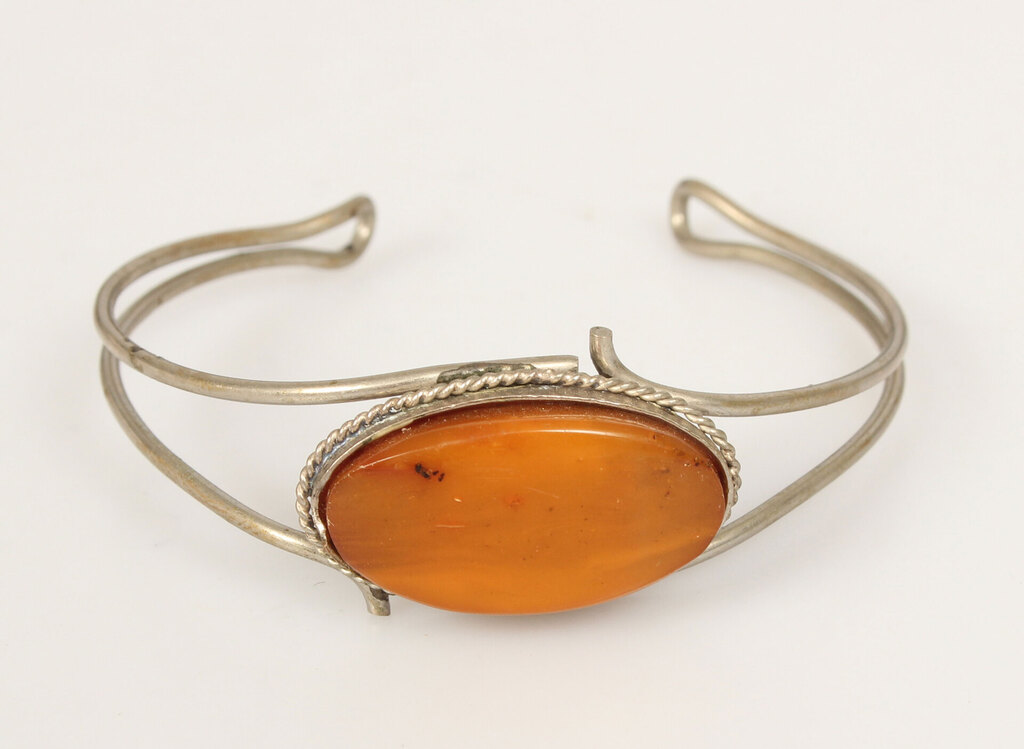 Bracelet with amber