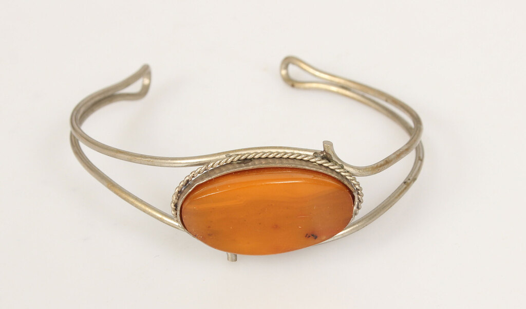 Bracelet with amber