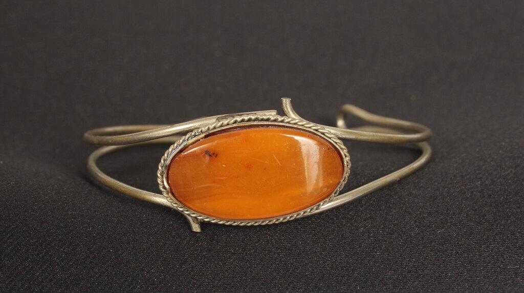 Bracelet with amber