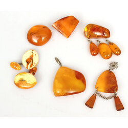 A collection of 100% natural Baltic amber products 41 g