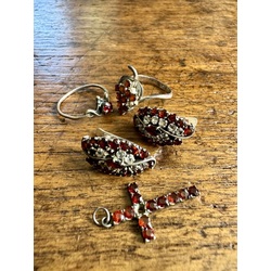 Set of silver with garnets. two earrings, two rings and a cross