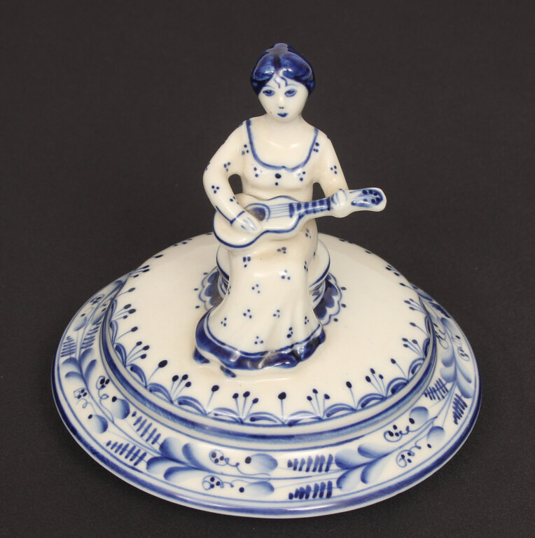 Porcelāna trauks ar vāku