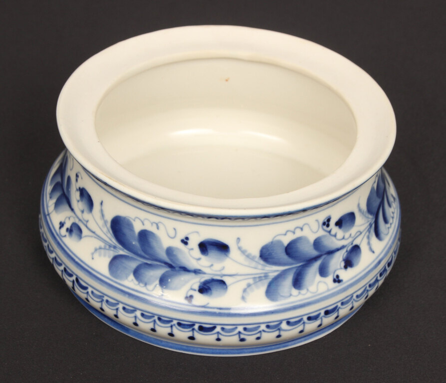 Porcelain container with lid