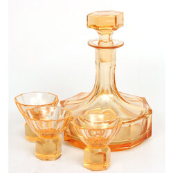 Glass decanter with 3 glasses