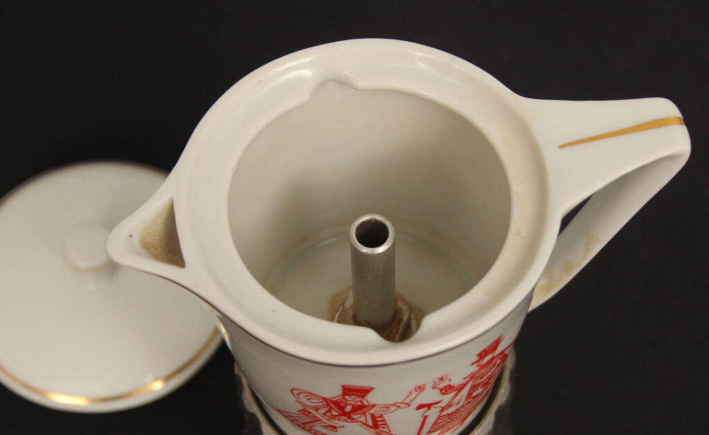 Porcelain coffee pot with metal bottom