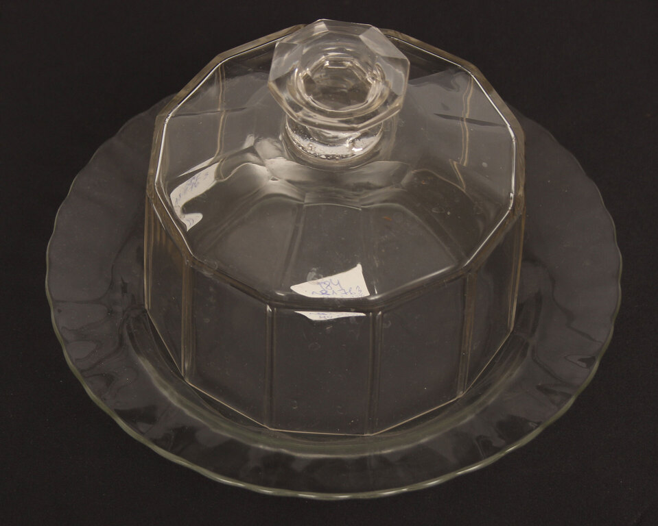 Glass utensil with a lid