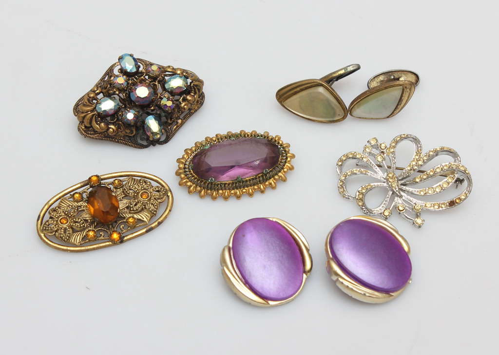 Various costume jewelry 