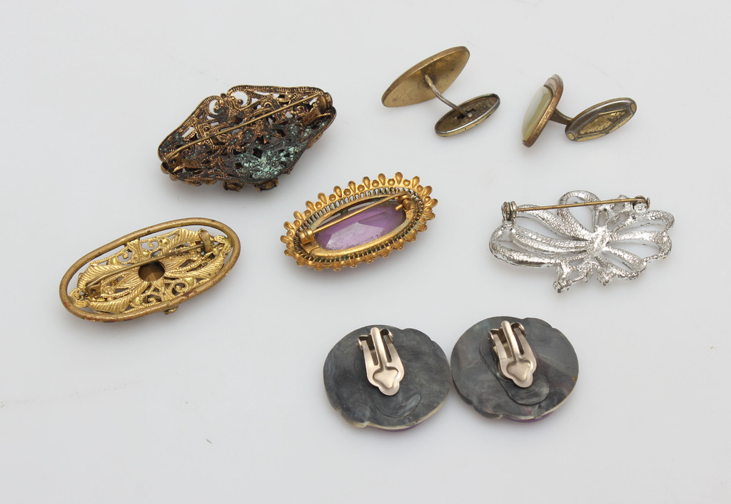 Various costume jewelry 