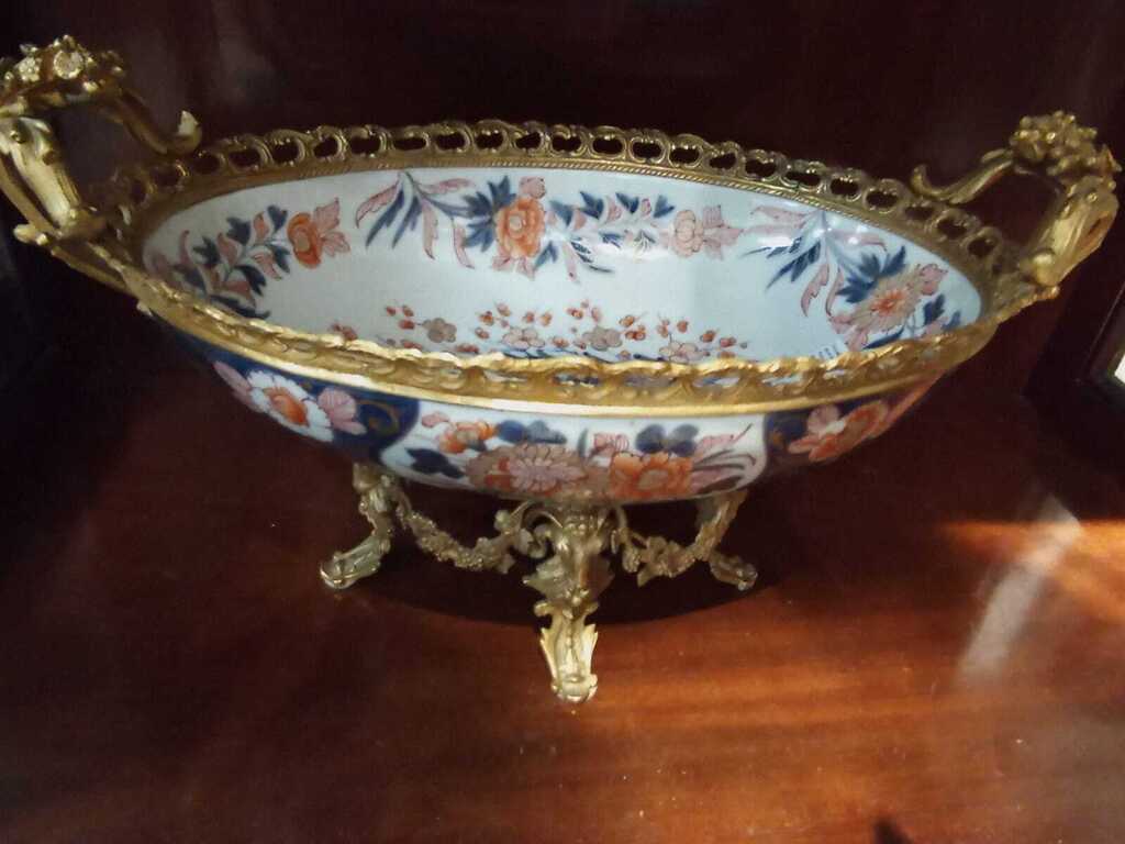 Porcelain dish with gilded bronze finish