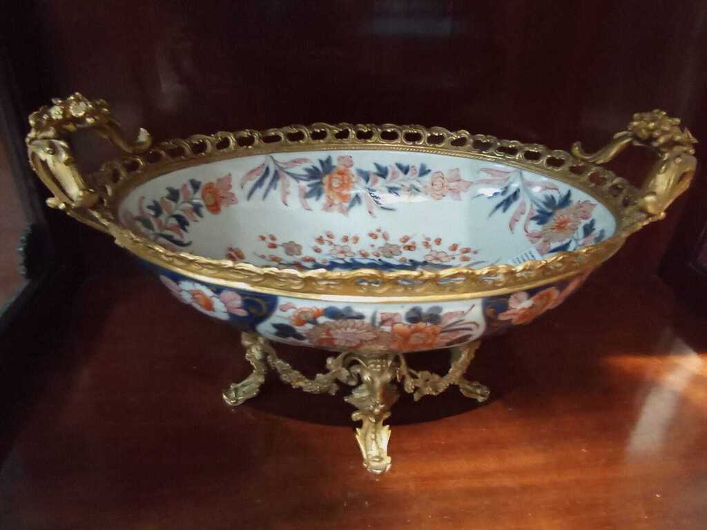 Porcelain dish with gilded bronze finish