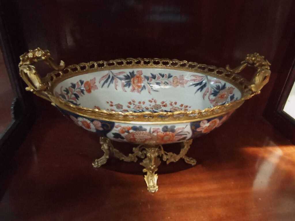 Porcelain dish with gilded bronze finish