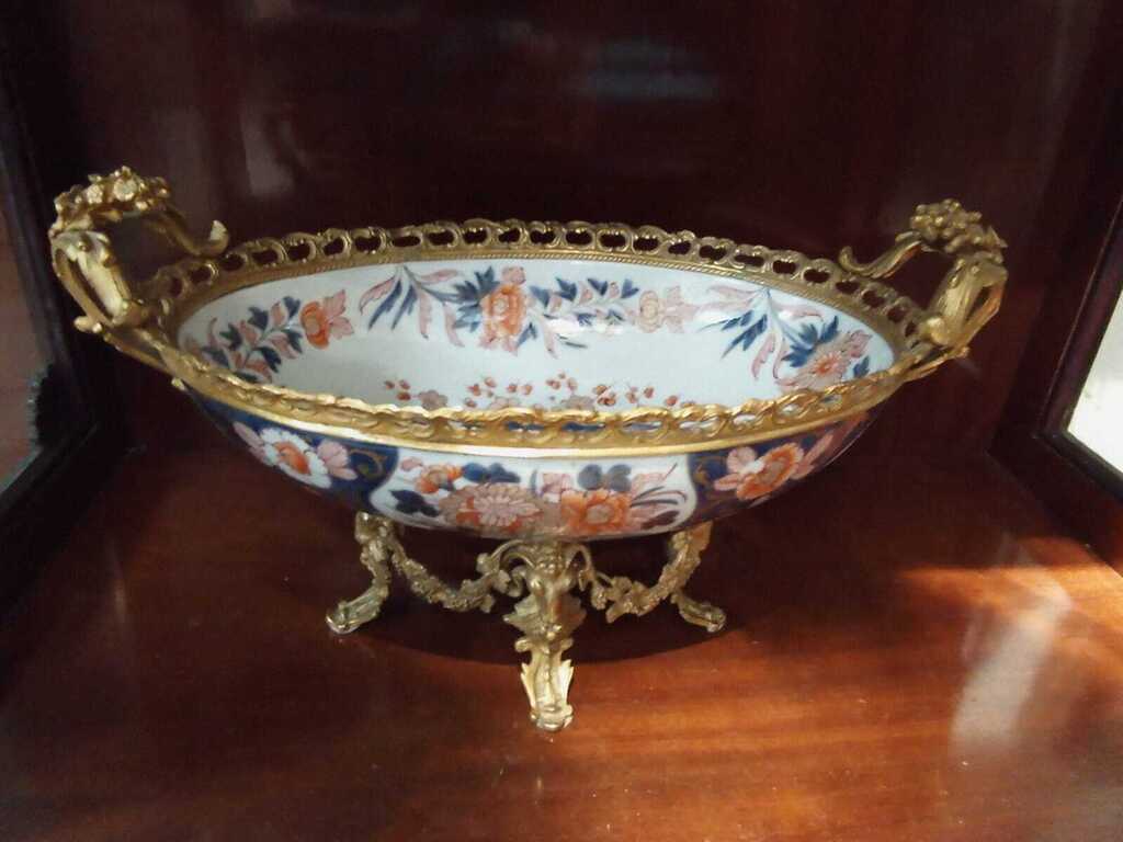 Porcelain dish with gilded bronze finish