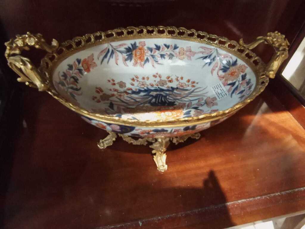 Porcelain dish with gilded bronze finish