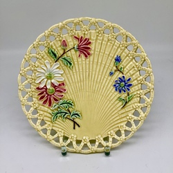 Kuznetsov plate with an openwork edge and a bouquet of wild flowers. 19th century