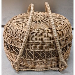 Wicker container for cakes