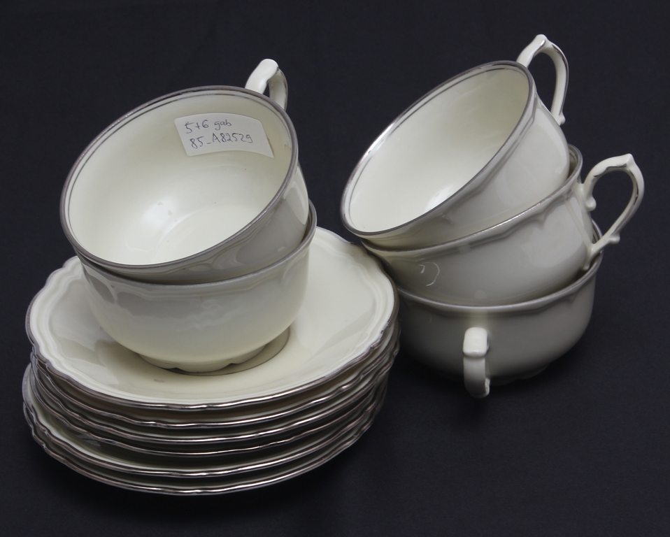 Porcelain cups and saucers, incomplete set