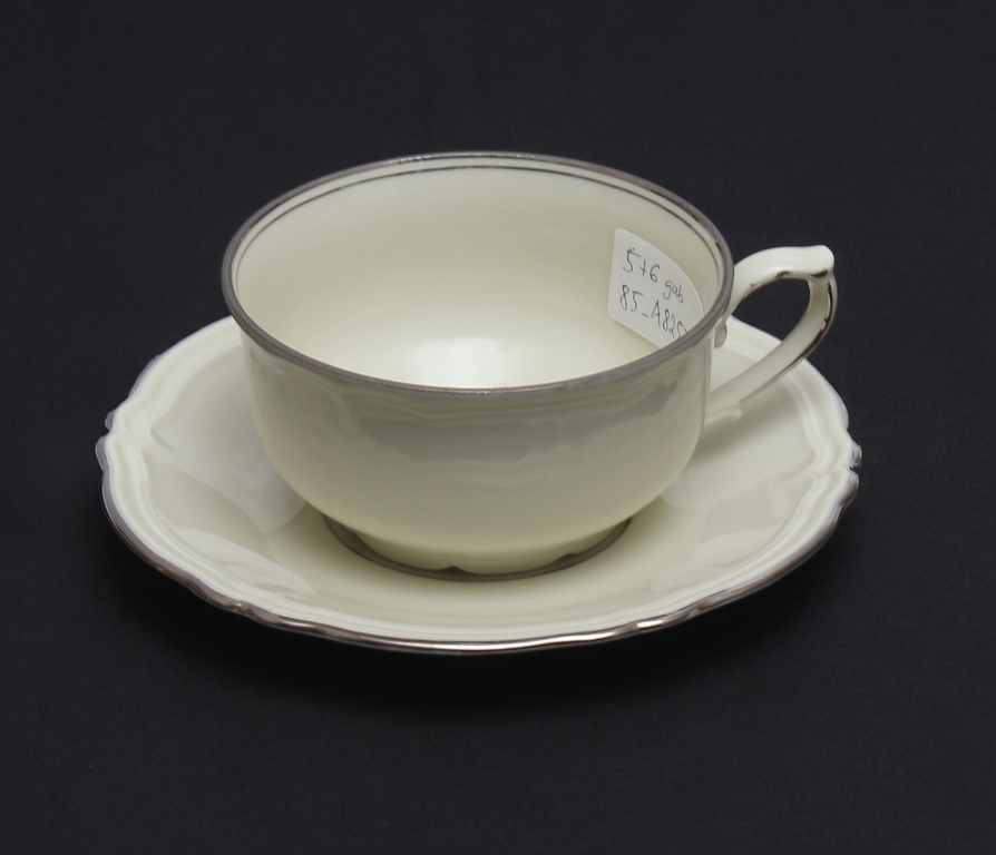 Porcelain cups and saucers, incomplete set