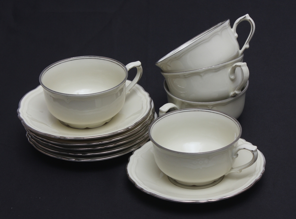 Porcelain cups and saucers, incomplete set