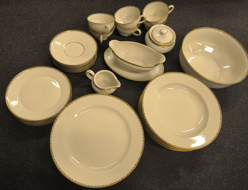 Incomplete porcelain set