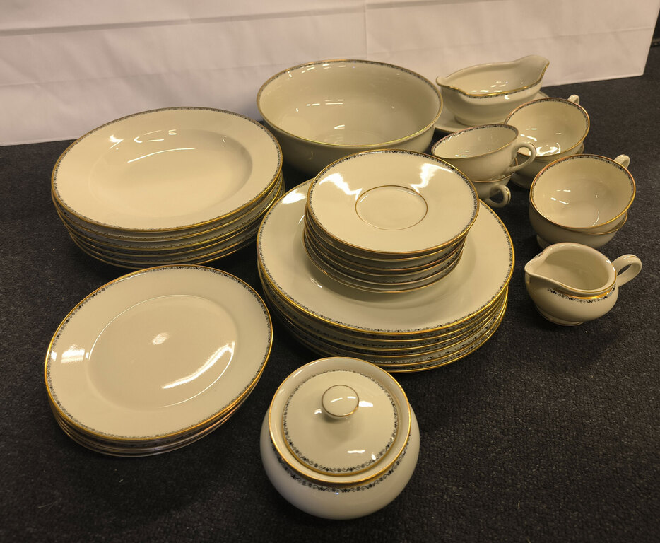 Incomplete porcelain set