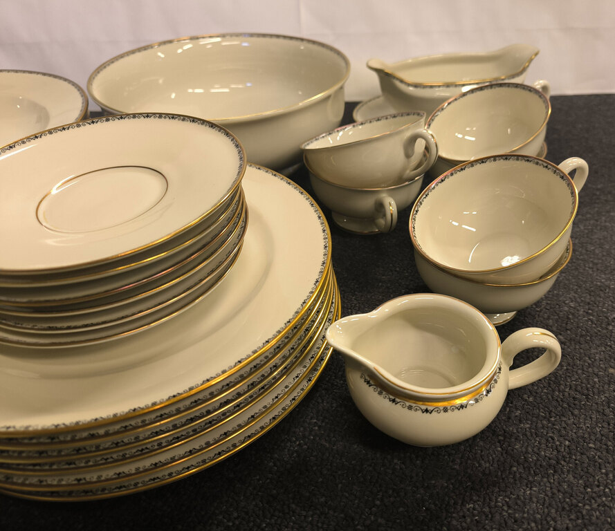 Incomplete porcelain set