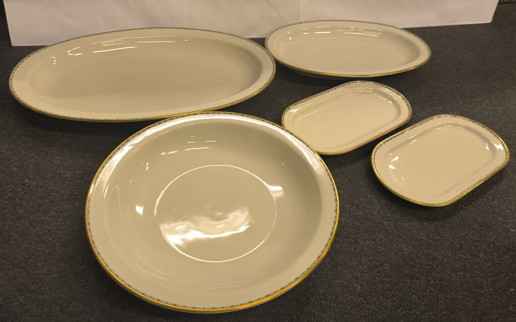 Incomplete porcelain set