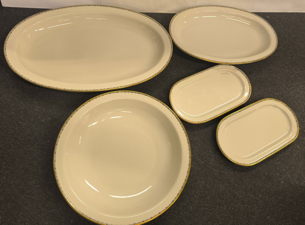 Incomplete porcelain set