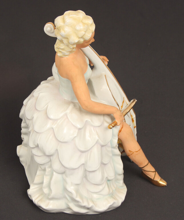 Porcelain figurine 