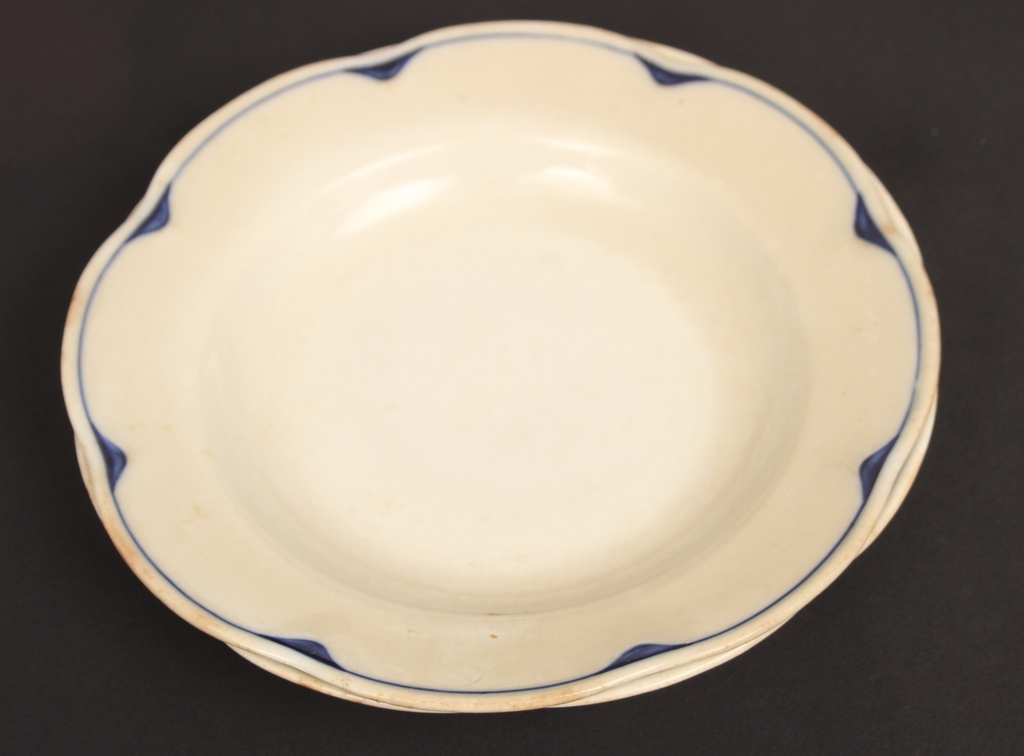 Porcelain deep plates (3 pcs.)