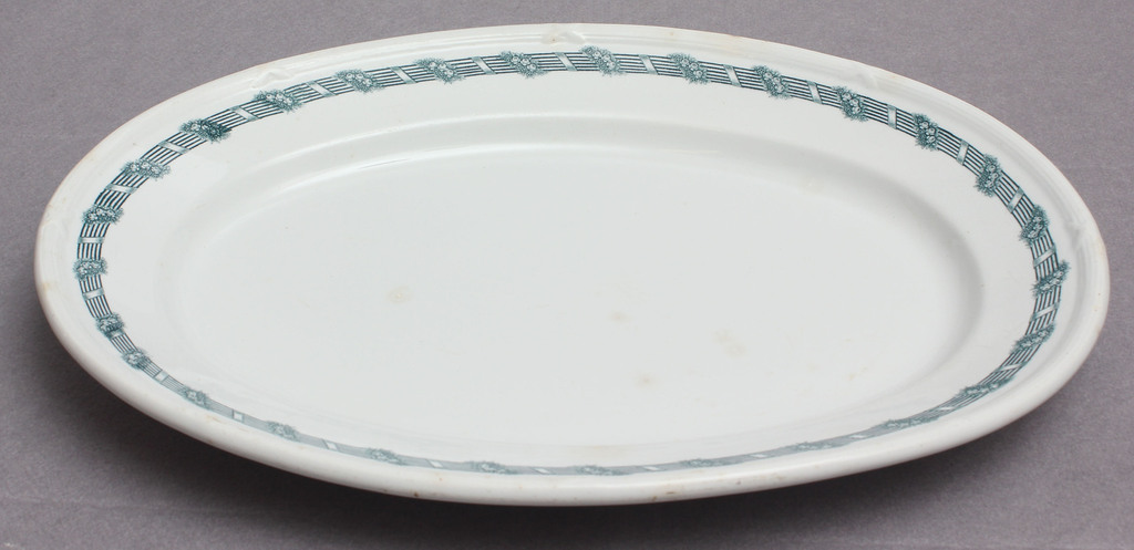 Kuznetsov porcelain serving dish in Art Nouveau style