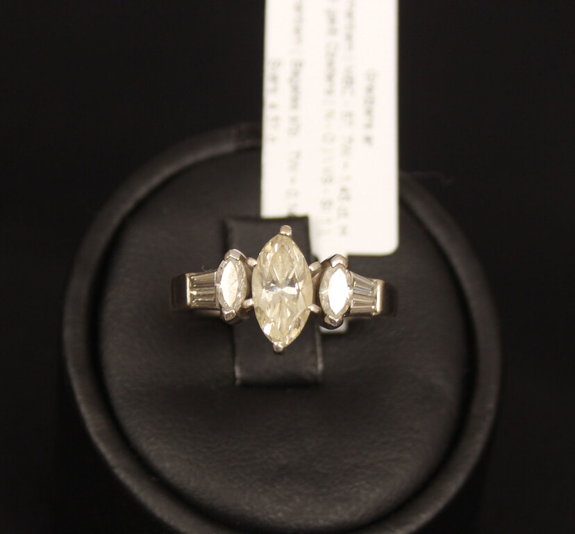 White gold ring with 7 diamonds