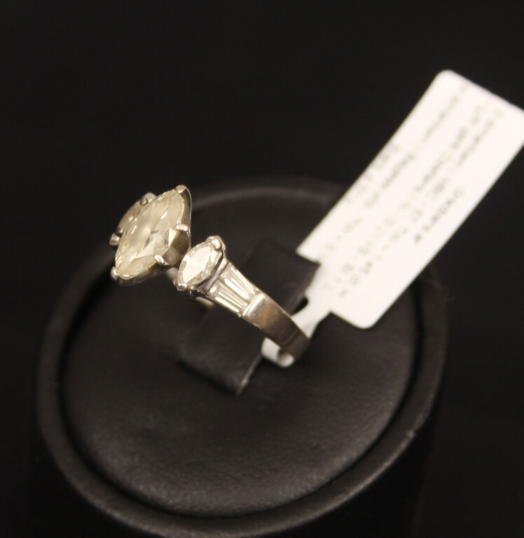 White gold ring with 7 diamonds