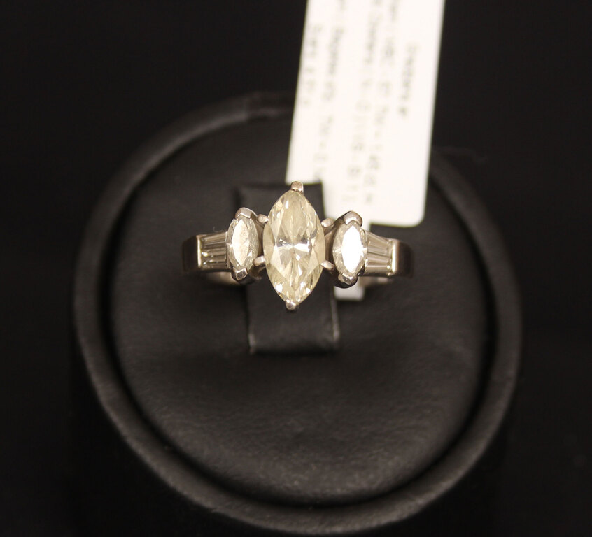 White gold ring with 7 diamonds