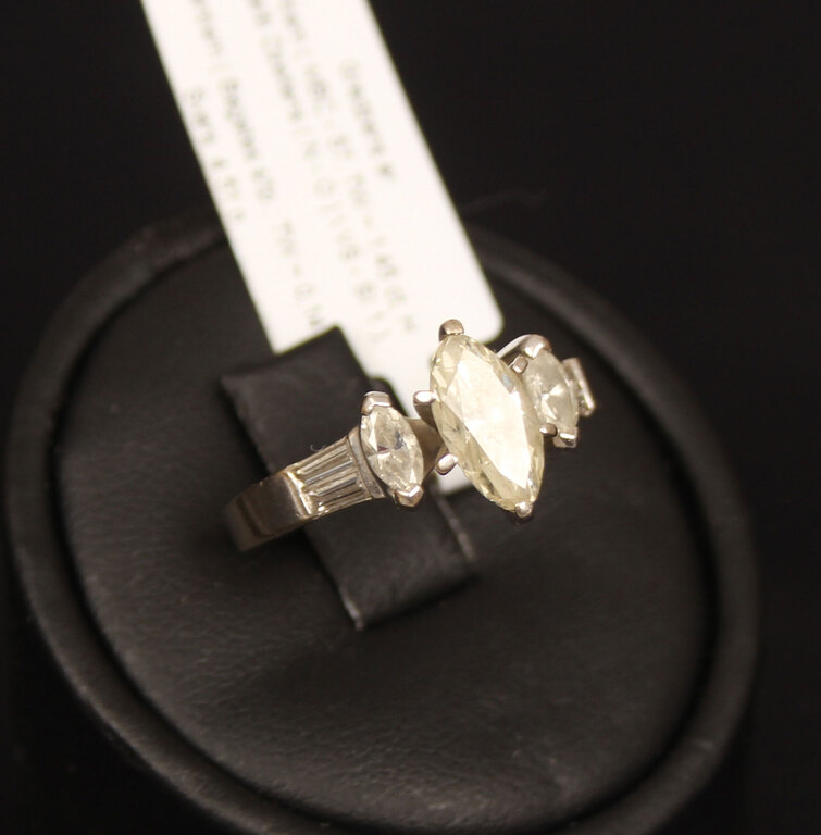 White gold ring with 7 diamonds