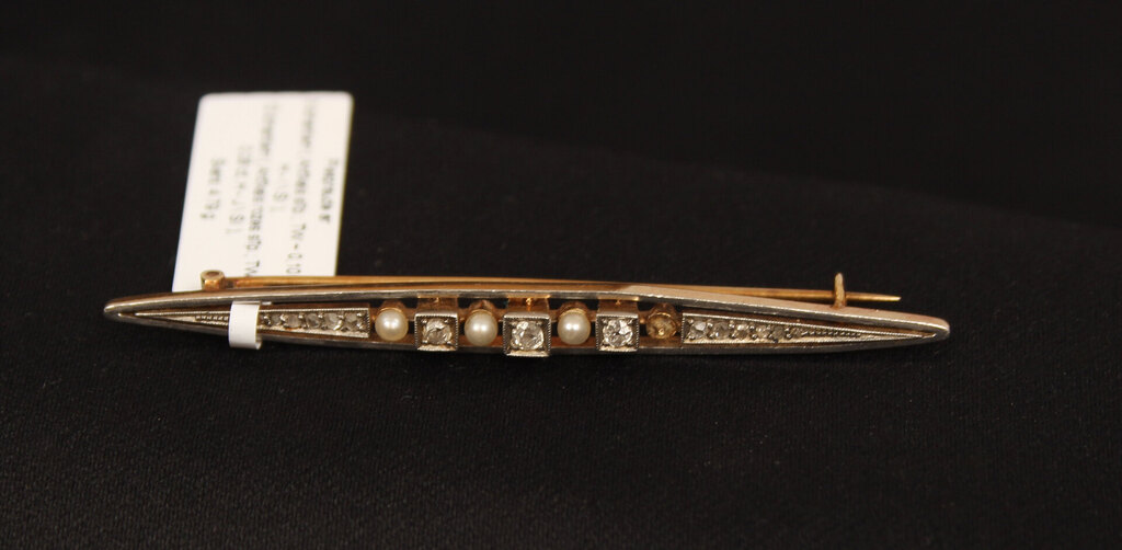 Gold brooch with 15 diamonds