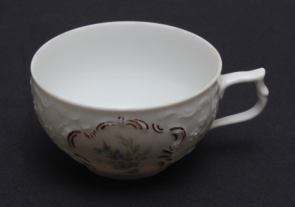 Porcelain cups with saucers (for two)