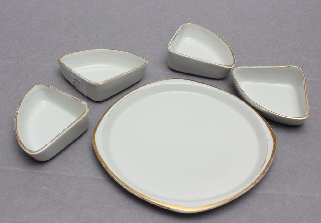 Porcelain serving dishes set 1+4