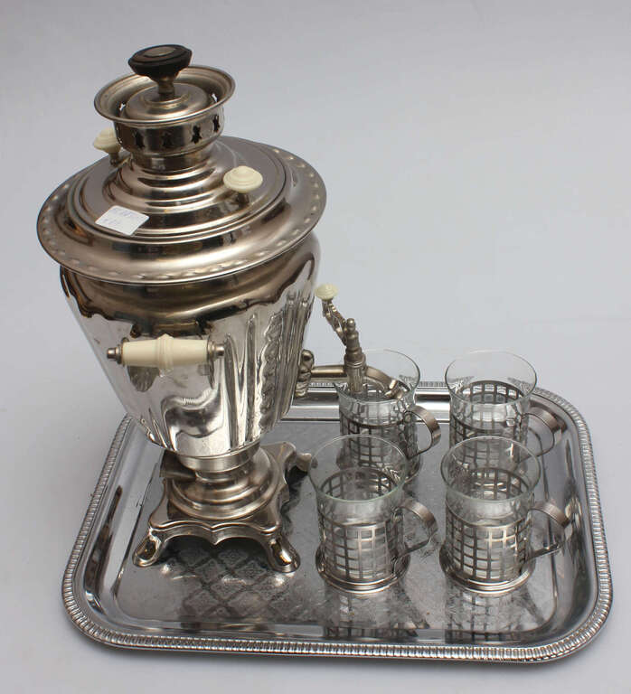 Electrified Russian tea boiler with glasses and tray, 4 pers.