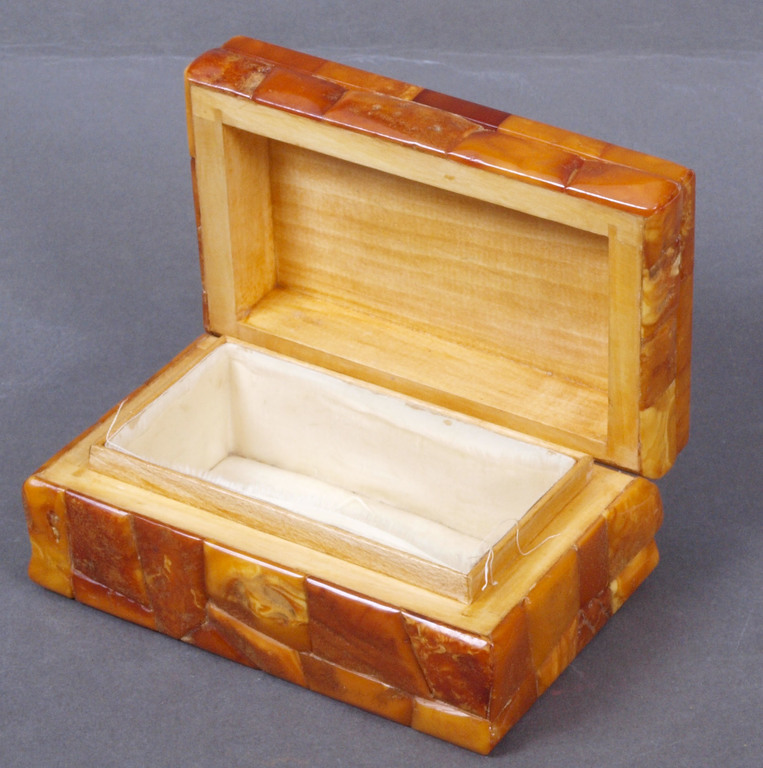 Деревянная коробка с янтарной отделкой