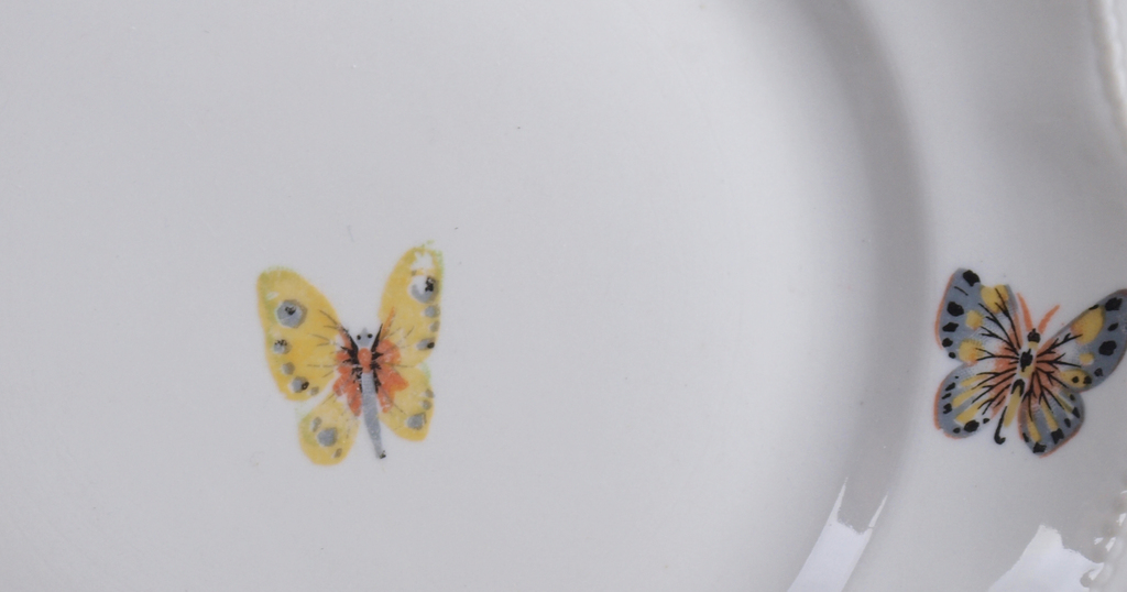 Porcelāna šķīvis ar taureņiem