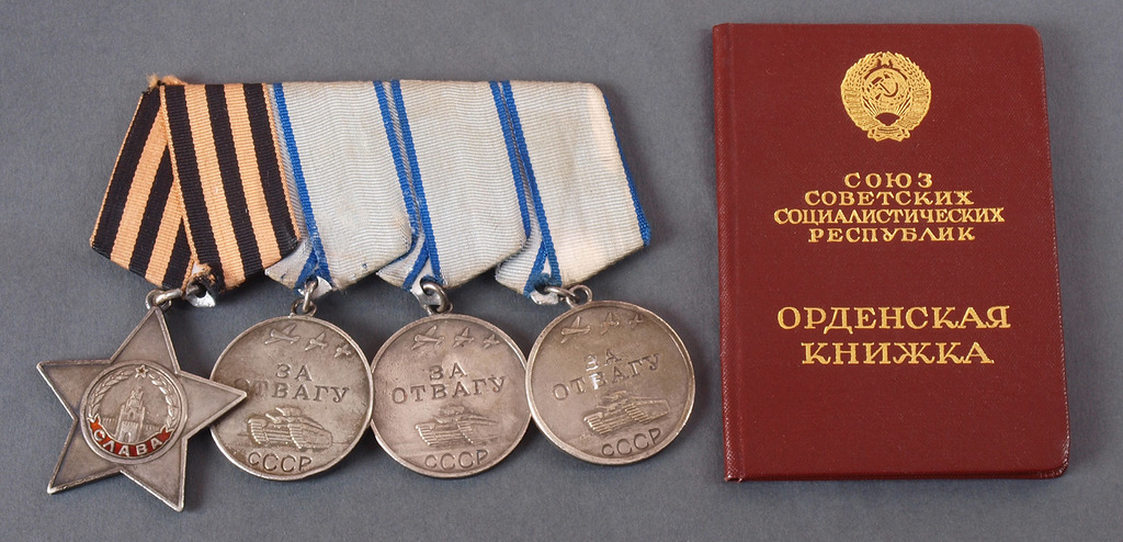 Награда с четырьмя орденами и орденской книжки