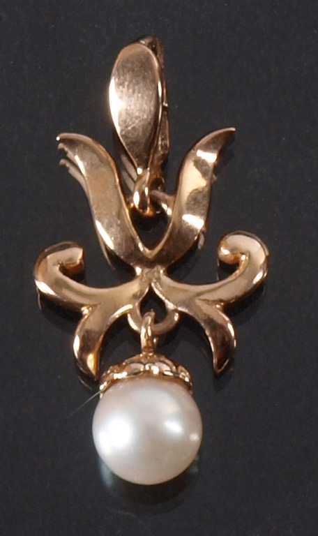 Golden earrings with a pendant