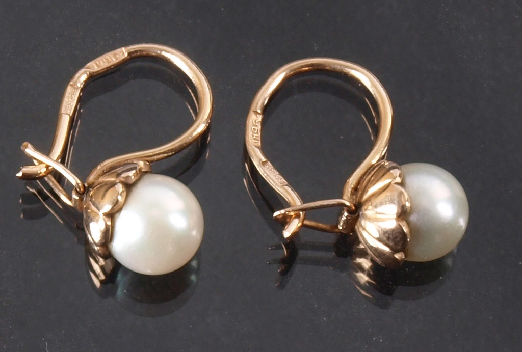 Golden earrings with a pendant